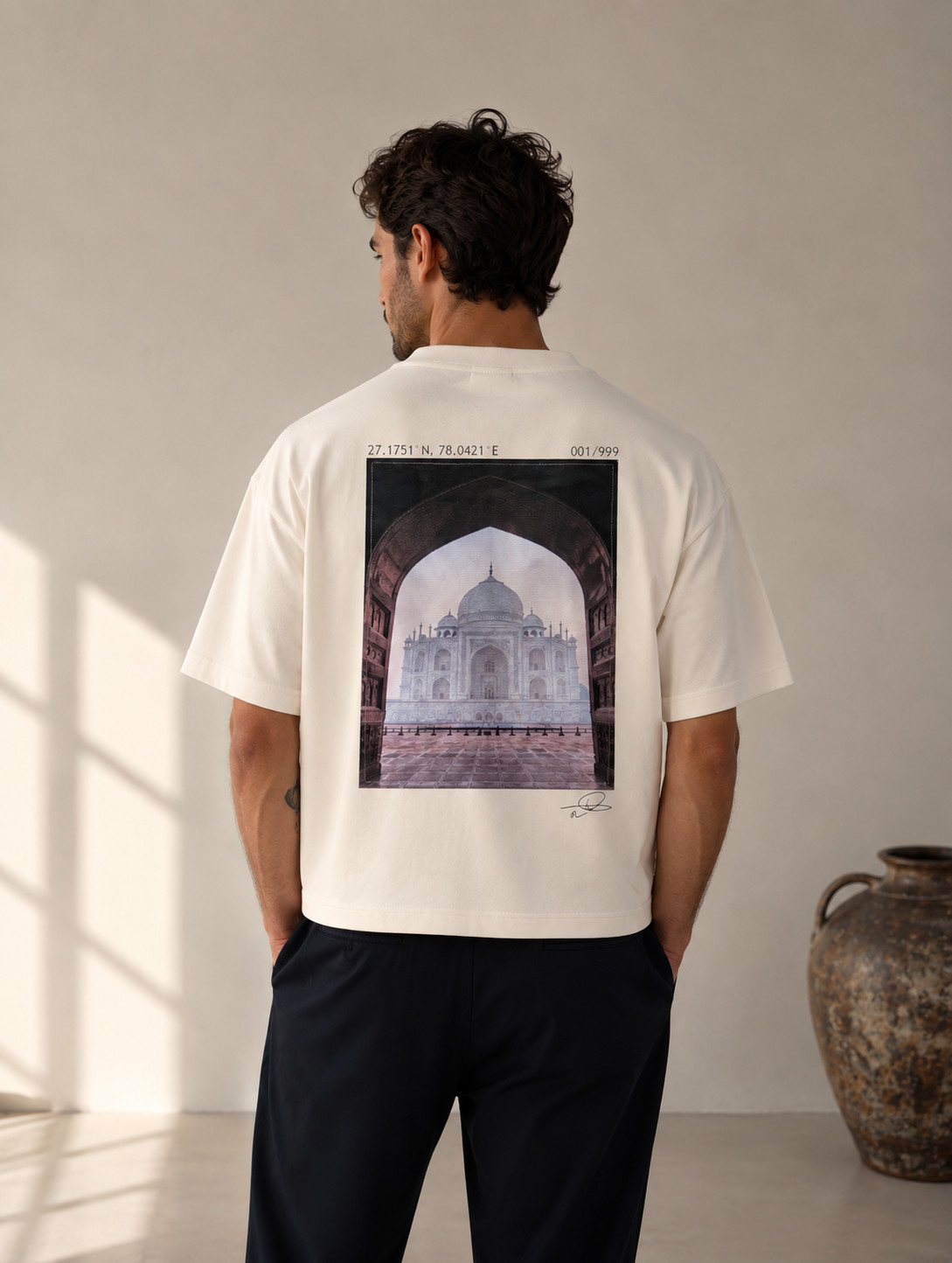T-shirt écru imprimé d'une photographie du Taj Mahal, porté de dos, vue d'ensemble
