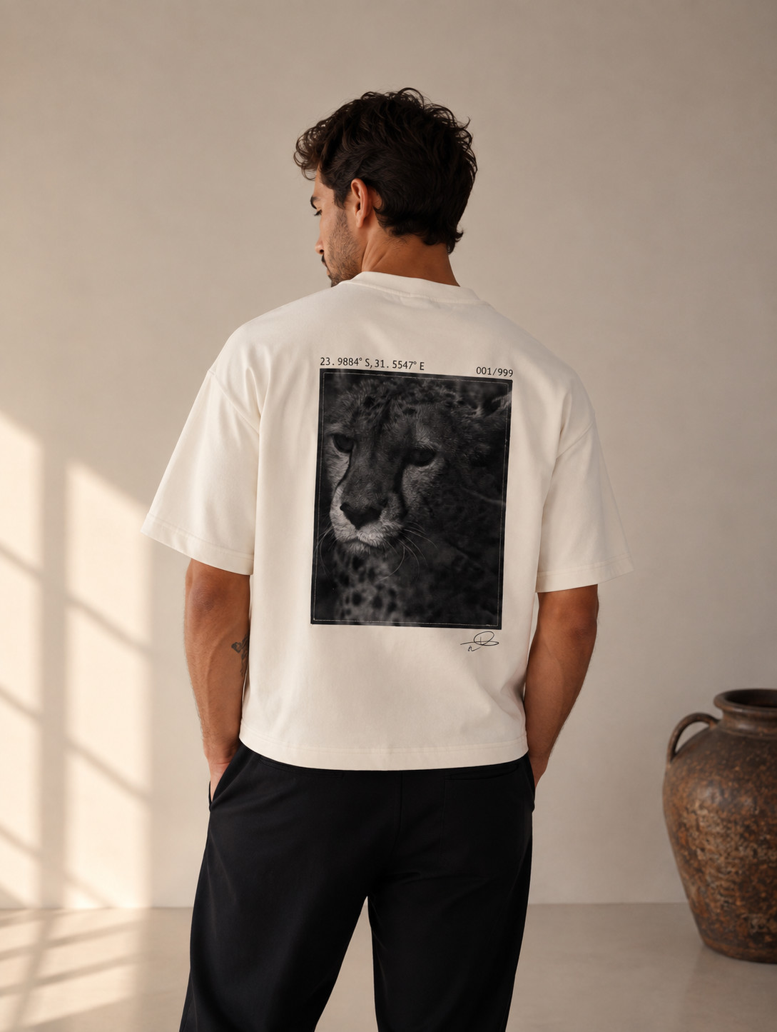 T-shirt écru imprimé d'une photographie d'un guêpard, porté de dos, vue d'ensemble