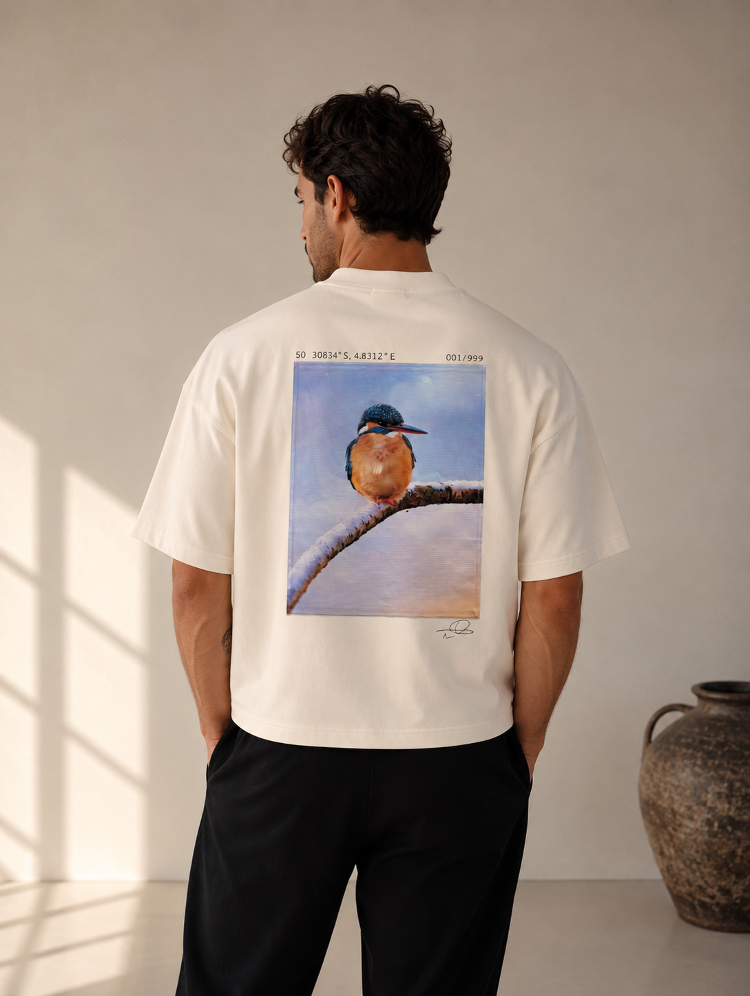 T-shirt écru imprimé d'une photographie d'un martin-pêcheur, porté de dos, vue d'ensemble